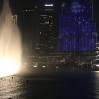 Фонтан у небоскрёбов :: Ольга 