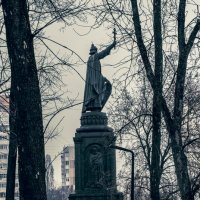 Весна в Белгороде. Памятник крестителю Руси князю Владимиру :: Михаил 