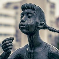 Весна в Белгороде. Девочка с мыльными пузырями :: Михаил 