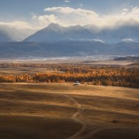 Жизнь у подножья гор :: Анатолий Гордиенко