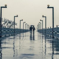 Дождливый весенний Белгород. Мост со смайликами :: Михаил 