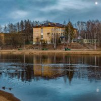 Ухта. Конец апреля в праке КиО, река Чибъю, вид на Лицей №1 :: Николай Зиновьев Ухта. Конец апреля в праке КиО, река Чибъю, вид на Лицей №1 :: Николай Зиновьев