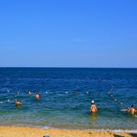 Феодосия. Чёрное море у пляжа «Атлантик» летом. :: Пётр Чернега