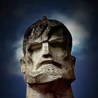 Птичка и суровая голова.. :: Александр Шимохин