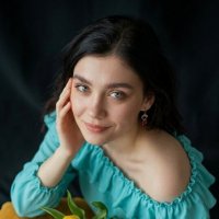 девушка с тюльпанами :: Галина Бочарова