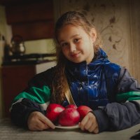 девочка с яблоками на даче :: Артём Евтюхов