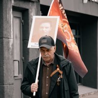 День Победы: участник шествия с портретом ветерана :: Роман Григорьев