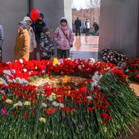 Возложение цветов к Вечному Огню. Ухта :: Николай Зиновьев