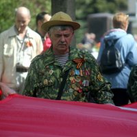 Ветеран держит копию знамя, Победы :: Сергей Кочнев