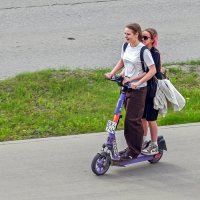 Любят девушки самокаты :: Валерий Иванович Любят девушки самокаты :: Валерий Иванович