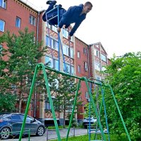 Взмывая выше ели, Не ведая преград, Крылатые качели Летят, летят, летят. :: Михаил К