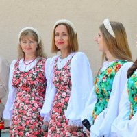 Хорошие девчата, заветные подруги,приветливые лица, огоньки весёлых глаз!. :: Михаил К