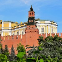 Утро красит нежным светом стены древнего Кремля! :: Татьяна Помогалова Утро красит нежным светом стены древнего Кремля! :: Татьяна Помогалова