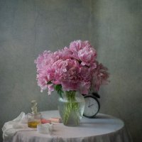 С букетом пионов... :: Liliya 