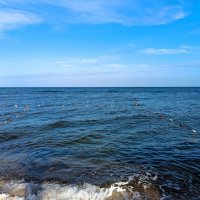 Феодосия. Чёрное море летним днём (вид с пляжа Лазурный берег). :: Пётр Чернега Феодосия. Чёрное море летним днём (вид с пляжа Лазурный берег). :: Пётр Чернега