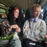 Ребята сдали сессию и едут домой на радостях! :: Нина Андронова Ребята сдали сессию и едут домой на радостях! :: Нина Андронова
