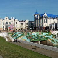 Набережная Ушайки в Томске с муралом :: Лидия Бусурина Набережная Ушайки в Томске с муралом :: Лидия Бусурина