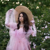 Мария в розовом образе со шляпой :: Viktoria Anufrieva
