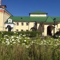 Церковь 12-ти Апостолов с больничными кельями...Тихвинский мужской монастырь :: Наталия Павлова