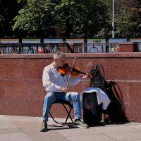 Уличный музыкант на Трубной площади. :: Татьяна Помогалова