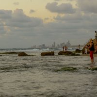 Таня иМоре,моренафоне Бат Яма (что впереводе дочь моря так называется горо на горизонте :: Иван К
