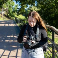 Девушка настраивает фотоаппарат :: Александр Синдерёв