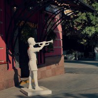 У входа в "Варенечную"  встречает пионер.  :: Татьяна Помогалова