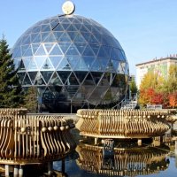 Кафе “Глобус” и фонтан у театра «Глобус» в Новосибирске :: Галина Нестратова