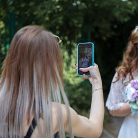 Фотографирует невесту :: Александр Синдерёв
