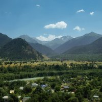 Горы- задают маштаб, река- добавляет движение, деревушка-тепло... :: Лилия .