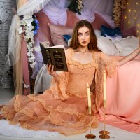 Портретная фотосессия девушки в студии: Винтажная атмосфера с книгой и свечами :: Александр ALDemch Демченко