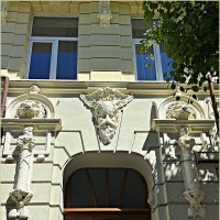 Барельефы на старинном здании.
