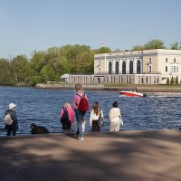 Парковые зарисовки. На берегу средней Невки.