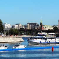 Июльским днём на Москве-реке.
