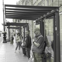 На остановке *** At the bus stop
