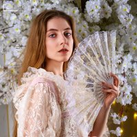 Портретная фотосессия девушки в студии: Элегантные кружевные детали и цветочные акценты в Москве