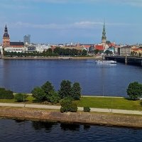 Вид на реку и Каменный мост со стороны левого берега ..