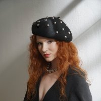 В берете.