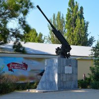 Феодосия. Памятник зенитной 85-мм пушке образца 1939 года (52-К). :: Пётр Чернега Феодосия. Памятник зенитной 85-мм пушке образца 1939 года (52-К). :: Пётр Чернега