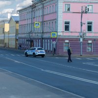 Полицейский регулировщик на дороге