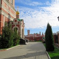 Во дворе собора Воскресения Христова .