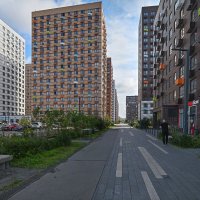 Высокие дома и широкие тротуары в Новой Москве