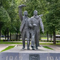 Памятник лётчикам Нормандия-Неман.
