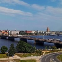 Вид на реку и Каменный мост со стороны левого берега ..