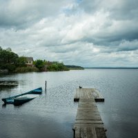 За окнами — сонный пейзаж конца лета, пронизанный тихой печалью