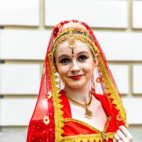 В красном