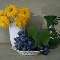 Натюрморт виноград кувшин .