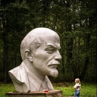 Девочка и голова :: Сергей Спиридонов 