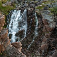 Водопад в гранитных скалах
