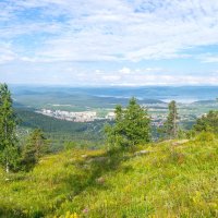 На вершине Ильменского хребта. Вид на город Миасс, поселок и озеро Тургояк. (панорама)